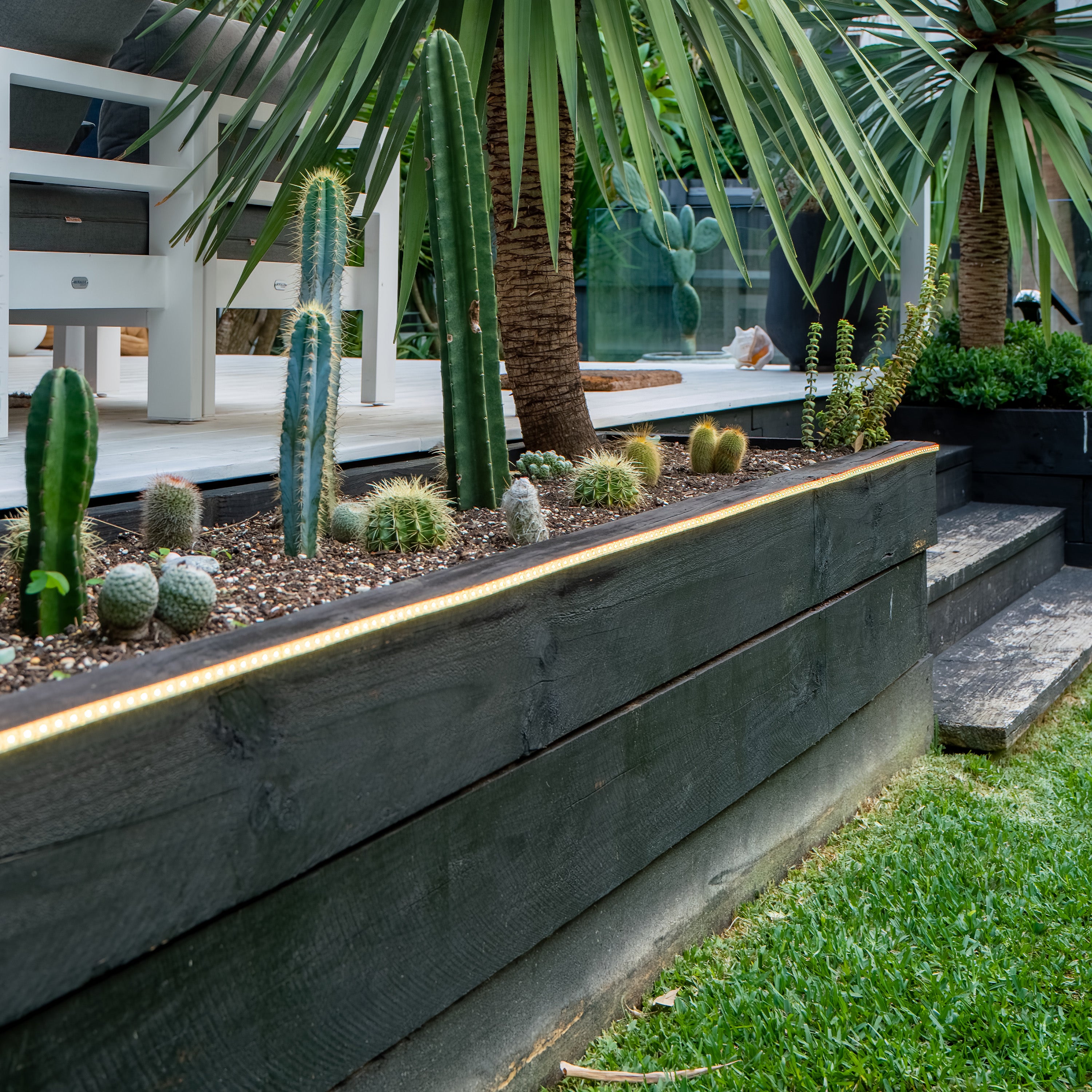 Solar powered deals retaining wall lights